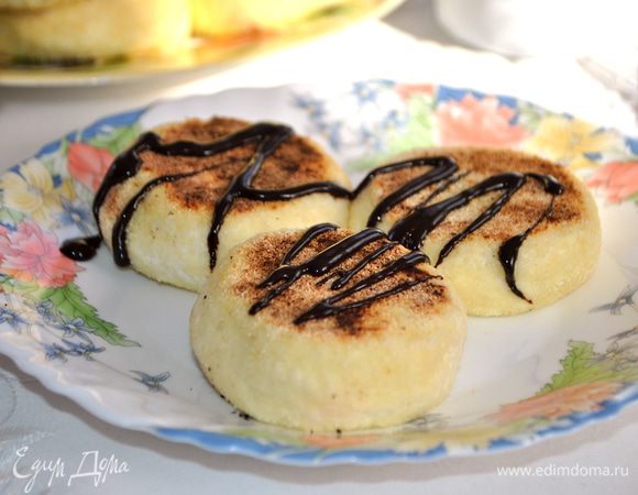 Сырники поливаем шоколадным соусом, наливаем чай, зовем семью к столу, и весело болтая наслаждаемся завтраком!