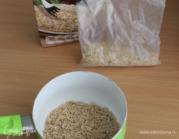 Бурый рис  доливаем водой, чтобы она покрывала рис примерно на 0,5-0,7 см. Варим рис на медленном огне до готовности (не забываем подливать воду по мере впитывания). После того как рис готов, поливаем его лимонным соком (1-2 ч. л.), накрываем крышкой, даем остыть.