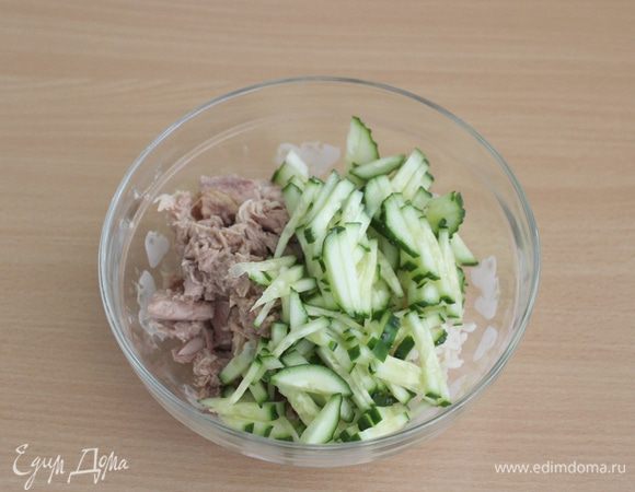 Режем соломкой свежий огурец.