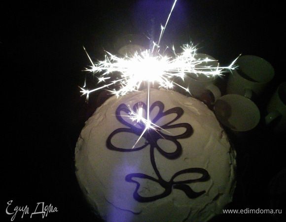 Приглашаем всех к столу и преподносим торт имениннику. 