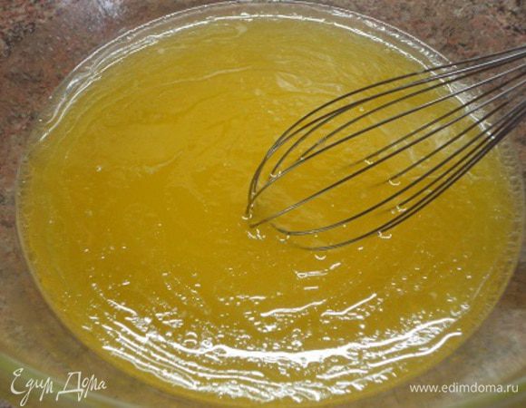 Смешиваем оба сока с растительным маслом, сахаром и солью. Взбиваем смесь миксером или просто венчиком, чтобы сахар растворился.