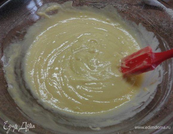 Вводим просеянную муку и вновь хорошо перемешиваем венчиком, чтобы не было комочков. 