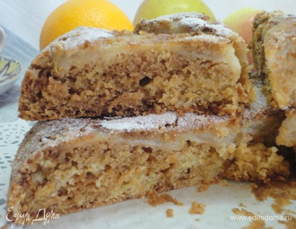 В 2 столовых ложках воды разводим 1 чайную ложку соды, добавляем в тесто (сразу же начинается реакция, тесто пенится), перемешиваем и выливаем на яблоки. Сразу же отправляем в уже разогретую духовку и выпекаем. В моей духовке было достаточно 30 минут (а вот автор пишет о 60, так что смотрите по своей духовку, вы ее, родную, знаете лучше всех). Готовую. шарлотку оставляем в духовке еще на 1 час. Вот такая она в разрезе. Ну очень вкусная!
Большое спасибо автору!