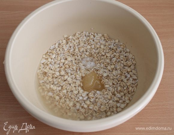 Добавить мед, соль, дрожжи.