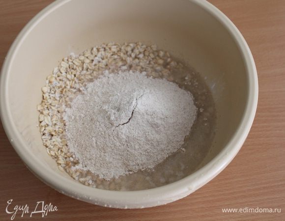 Затем добавить цельнозерновую муку, перемешать.