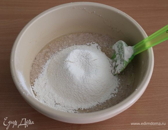 Просеять муку.