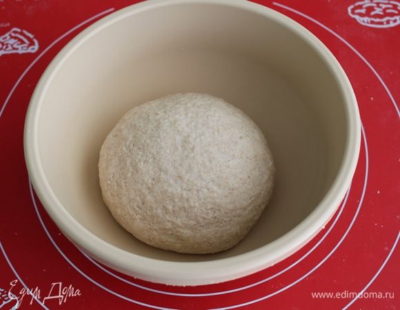 Замесить мягкое эластичное, слегка липкое тесто.