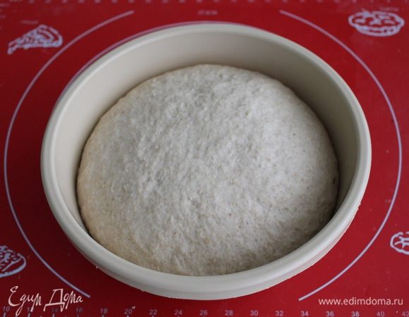 Большую миску смазать раст. маслом и положить в неё тесто, накрыть и оставить подходить 1-1,5 часа.   