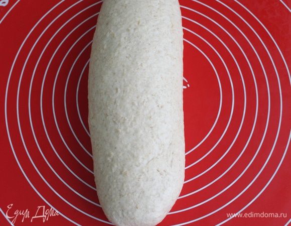 Потом придать хлебу овальную форму, побрызгать водой и посыпать овсяными хлопьями. 