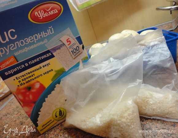 Рис (1 пакетик) отварите до полуготовности.