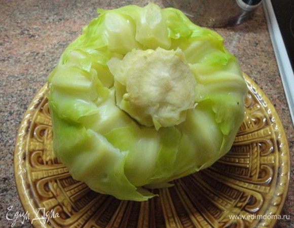 Капусту разделите на листья. Я делаю это так. В вилке делаю глубокие надрезы вдоль сердцевины и отвариваю в кипящей воде минут 5. Часть листьев начинают отделяться. Я их откладываю и, при необходимости, вилок опять отвариваю, чтобы отделились другие листья.
