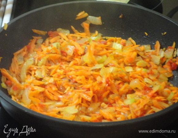 Лук мелко нарежьте и обжарьте на растительном масле до золотистого цвета. Морковь натрите на терке, чеснок измельчите и добавьте все к луку, потушите еще 2-3 минуты. Добавьте 2 ст. ложки кетчупа ( у меня кутчуп собственного приготовления) и потушите в течение 1 минуты.