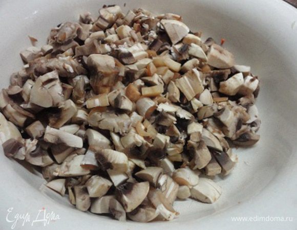 Мелко нарежьте грибы.