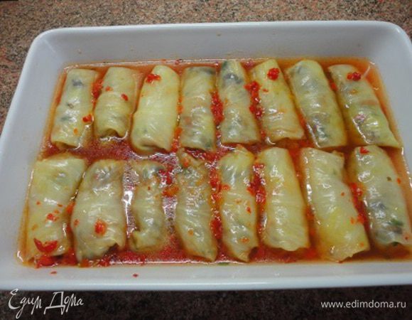 Форму для запекания смажьте растительным маслом и уложите голубцы. 5 голубцов у меня не поместились, и я их заморозила. В 0,5 литрах воды разведите 2 столовые ложки кетчупа, соль, перец по вкусу и залейте голубцы.
