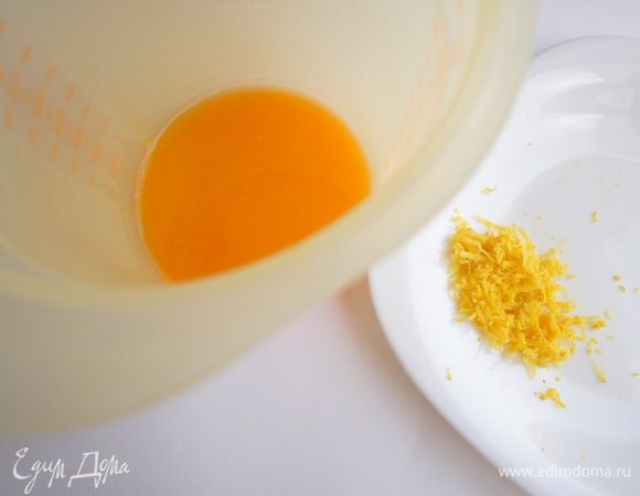 Цедру апельсина (у меня лимонная, апельсиновая пошла на декор) натереть на мелкой терке, отжать из него сок.
