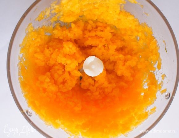 Тыкву, желток, цедру и сок апельсина, молоко, мед (можно заменить на кленовый сироп), специи: корицу и имбирь измельчить в блендере до состоянию пюре.