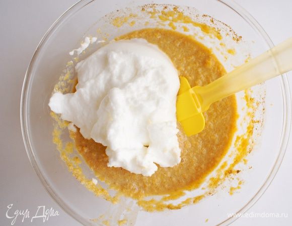 Белок взбить в крепкую пену и ввести его в тыквенную массу.