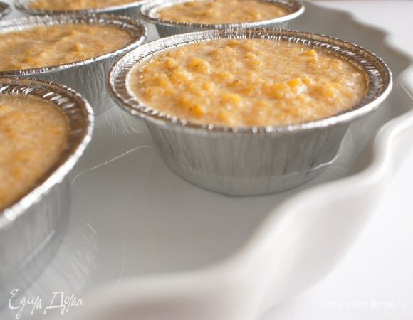 Разложить по формочкам и поместить их форму, наполовину заполненную водой.