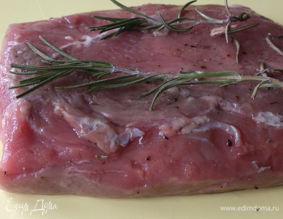 Смазать мясо растительным маслом и натереть перцем.