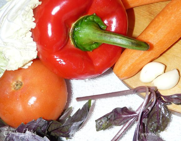 Взять все ингридиенты блюда, вымоть и очистить от шалухи и несъедобных очистков.