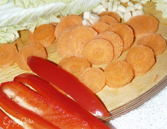 По порядку средней нарезкой нарезать все овощи и травы.