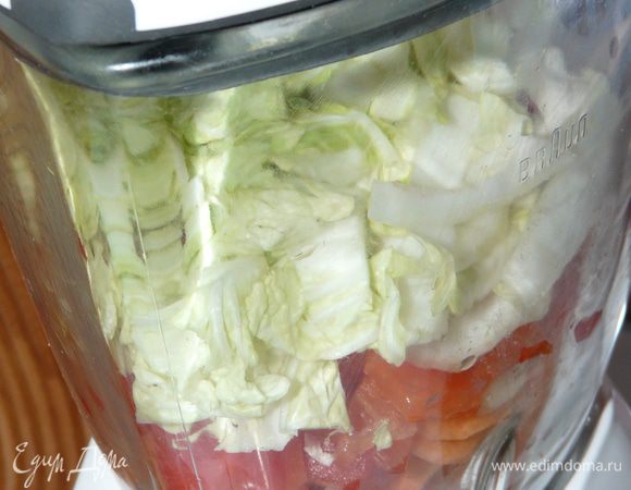 Поместить всё в блендер и провернуть с помешиванием, несколько раз. После посолить по вкусу, и ещё раз провернуть.