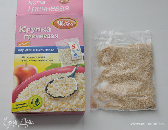 Отварить крупку (80 грамм — это как раз один пакетик) в подсоленной воде в течение 7 минут на среднем огне.
Достать пакетик, дать стечь воде.