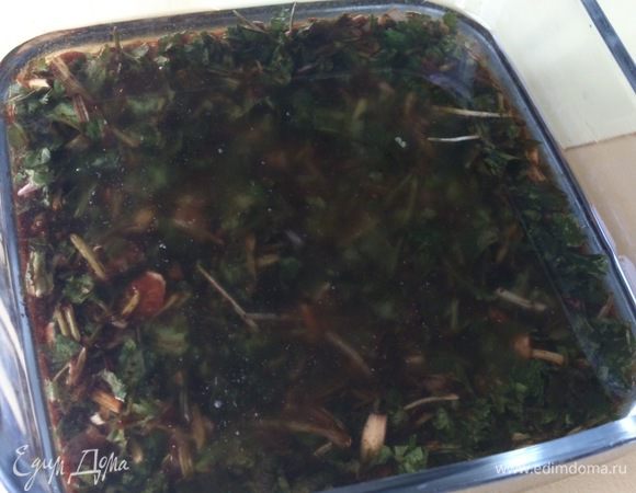 Измельчить кинзу и чеснок. Смешать их с маслом и соевым соусом.