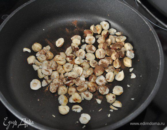 Пока варится крупа, очищенный фундук крупно порубить. Помешивая, обжарить на хорошо прогретой сковороде с корицей до золотистого цвета.