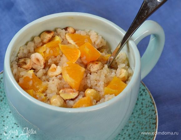 Разложить по пиалам, добавить орехи, кусочки мандарина и полить медом. 
Угощайтесь! Быстро, очень вкусно и полезно. 