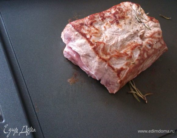 Сковороду хорошо разогреть и обжарить мясо со всех сторон для запечатывания сока и запечь в духовке при 180°С 15 минут.