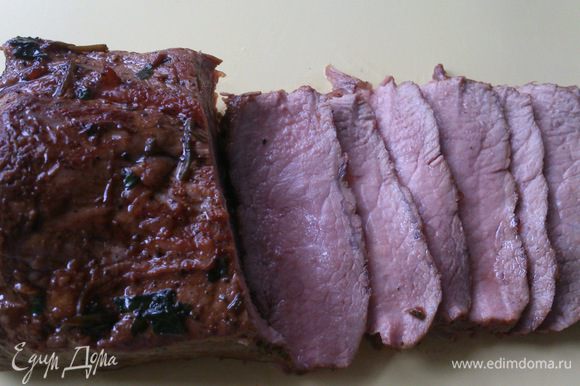 Нарезать мясо максимально тонкими полосками. Оно должно быть нежно розовым, не пережаренным.