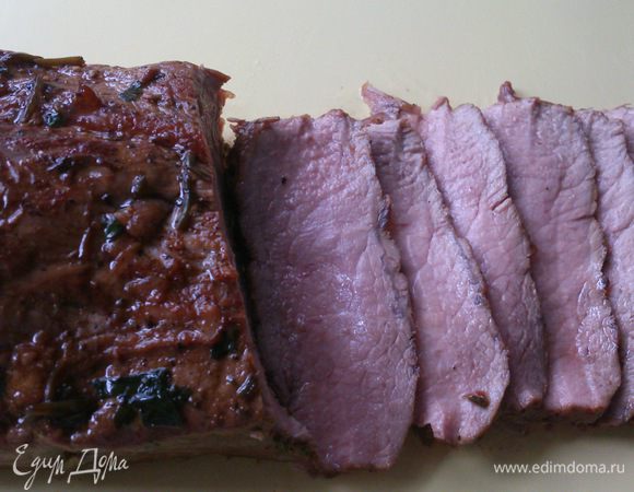 Нарезать мясо максимально тонкими полосками. Оно должно быть нежно розовым, не пережаренным. 