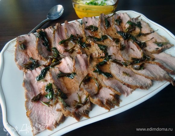 Выложить мясо на тарелку и слегка полить маринадом. Для соуса смешать йогурт с солью и измельченным зеленым луком. 