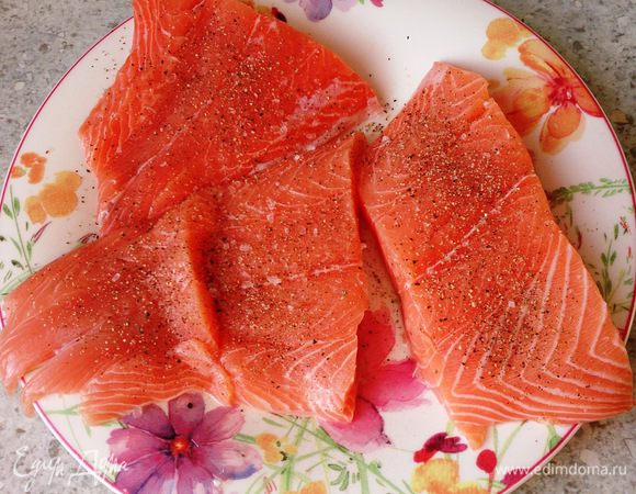 Тем временем филе семги промыть, высушить, нарезать порционно, посолить, поперчить. 