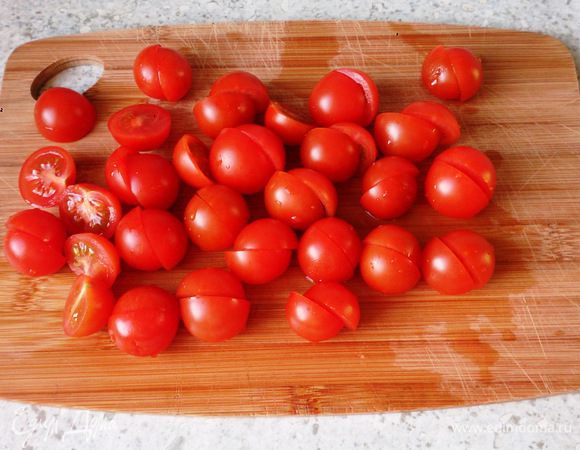 Томаты нарезать напополам.