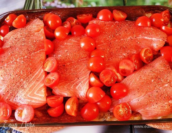 По истечении 45 минут достать картофель, выложить поверх семгу и томаты. 