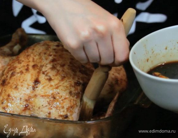 Для глазури смешать мед, соевый соус, кунжутное масло и имбирь. Увеличить температуру духовки до 205°С. Смазать курицу третью глазури и убрать в духовку на 10 минут. Затем смазать еще одной третью глазури и убрать снова на 10 минут. 