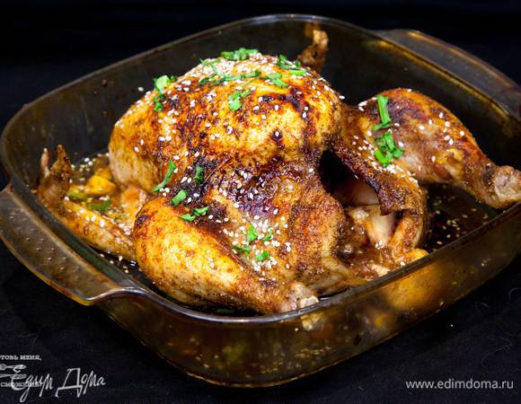 Проверить готовность курицы. Если курица готова, то смазать остатками глазури, посыпать луком и кунжутом. Блюдо готово.