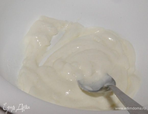 Смешать в миске сметану, теплую воду (38°C) и соль. 