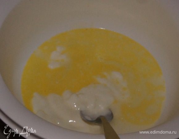 Влить растопленное масло и хорошо перемешать. 