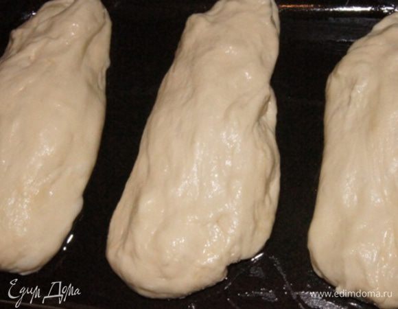 Теперь у нас два пути, я решила испробовать оба.
Первый: Одну часть теста делим на кусочки (я на 3) и укладываем в смазанную маслом форму в виде батончиков. Оставляем под пленкой при комнатной температуре на ночь. Пленку смазать маслом,чтоб тесто не прилипло.
