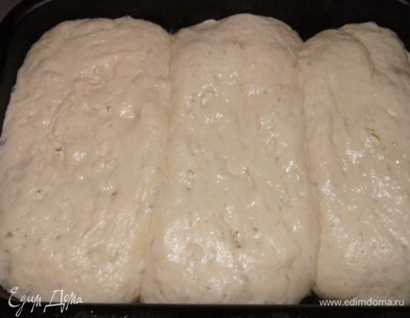 Вот так поднялось тесто при комнатной температуре. По желанию смазать верх молоком и присыпать овсяными хлопьями.

Духовку разогреть до 190°C и выпекать 25 минут. Первые 15 минут с паром. 