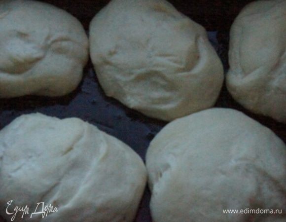Второй способ: Вторую часть, теста убрать на ночь в холодильник.
Достать за 30-40 минут, чтобы согрелось тесто. Тесто не поднялось,практически осталось таким же.
Сформировать небольшие булочки, оставить на расстойку на 30 минут в теплом месте. На фото булочки после расстойки.
И выпекать при той же температуре около 20 минут. Первые 10 минут печь с паром. 