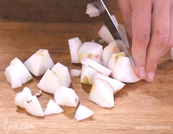 Яблоко, удалив сердцевину, нарезать крупными кусочками.