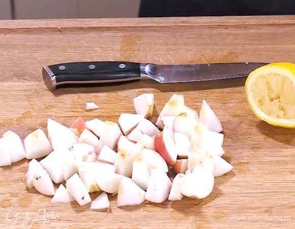 Из половинки лимона выжать сок и сбрызнуть нарезанные яблоки.