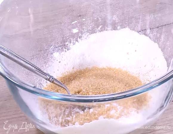 Муку с разрыхлителем просеять через сито, добавить сахар и все перемешать.