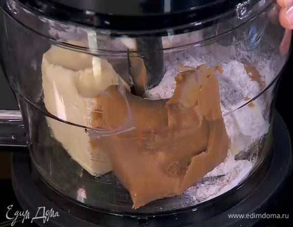 В чаше блендера соединить предварительно размягченное сливочное масло, арахисовое масло, яйца, всыпать 1‒2 ст. ложки муки с сахаром и взбить все в однородную массу.