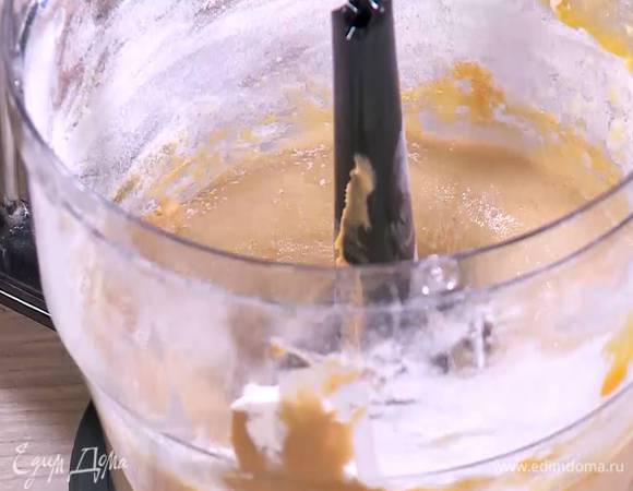 Из апельсина выжать 120‒150 мл сока, влить в масляно-яичную массу и взбить еще немного.