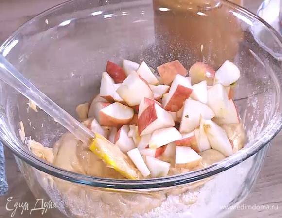 В оставшуюся муку с сахаром выложить масляно-яичную массу, добавить яблоко и вымешать тесто.